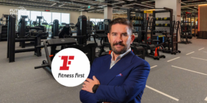 ผู้บริหารและทีมงานเทรนเนอร์ Fitness First Thailand ในบรรยากาศการบริการคลับออกกำลังกาย สะท้อนปรัชญา People First
