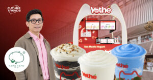 เครื่องดื่มโยเกิร์ตผสมชาแบรนด์ Yothé โดย KAMU KAMU ตกแต่งด้วยท็อปปิ้งและมาสคอตแมว Yoshi สะท้อนแนวคิด Tea Meets Yogurt